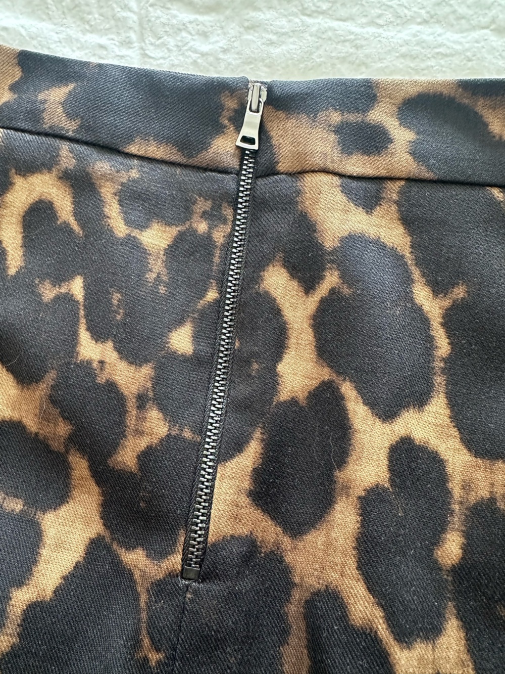 Elie Tahari Leopard-Print Pencil Skirt in Black and Brown, size 8 - Picture 9 of 15